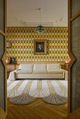 Art Deco-Teppich im Wohnzimmer mit gelb gemusterter Tapete