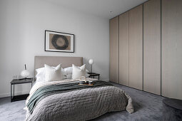 Modernes Schlafzimmer in Grautönen mit Einbauschrank