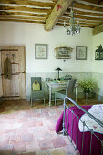 Ländliches Schlafzimmer im Französischen Stil mit Terracottafliesen