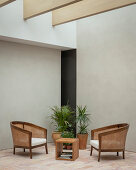 Minimalistische Sitzecke mit Backsteinboden vor grauer Wand