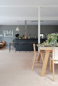 Offener Wohnraum im Skandinavischen Stil mit grauen Wänden