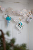 Weihnachtliche Lichterkette mit Tortenspitze dekoriert