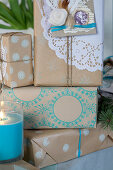 Weihnachtsverpackung mit Stempelmotiv in Blau und Weiß