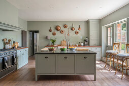 Hellgrüne, modernisierte Küche im Herrenhaus aus dem 18. Jahrhundert