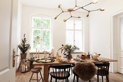 Christmas decorated dining table, above a modern hanging lamp