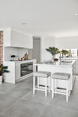 Elegante, weiße Küche mit Mittelblock