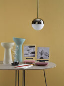 DIY-Fotorahamen aus Bamubsschalen und dekorative Vasen auf Tisch