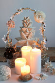 Adventsgesteck mit Bascetta-Stern, selbstgefaltet aus Buchseiten und Kerzen