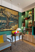 Großformatiges Kunstwerk und Bücherregal mit Büsten im Salon mit grünen Wänden
