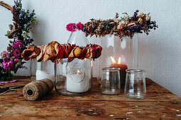 DIY-Kränze aus Trockenblumen und Windlichter