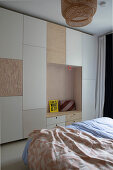 Raumhoher Schrank mit Aussparung und Doppelbett im Schlafzimmer