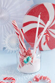 DIY-Weihnachtsdekoration mit Kunstschnee, Zuckerstangen und Kerzen