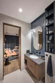 Elegantes Badezimmer mit Waschtisch, Blick ins Schlafzimmer