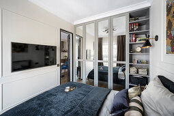 Doppelbett, Einbauschrank mit Spiegeltüren und Fernseher an der Wand im Schlafzimmer