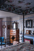 Four poster bed and antique chest of drawers in the bedroom