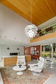Offener Wohnraum mit Designklassikern im Architektenhaus