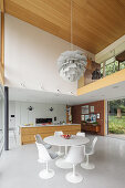 Offener Wohnraum mit Designklassikern im Architektenhaus