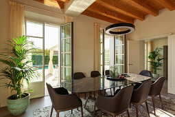 Light-filled dining room with leather chairs overlooking the terrace