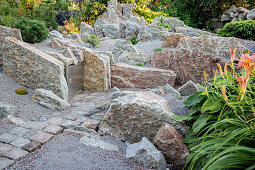 Felsbrocken und große Felsplatten im Garten