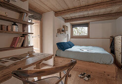 Doppelzimmer mit Arbeitsbereich aus Holz