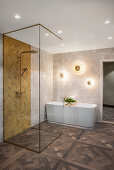 Elegantes Badezimmer mit Wandleuchten über der Badewanne und verglaster Duschkabine