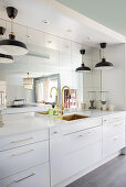 Elegante Küchenzeile in weiß mit Spiegelwand