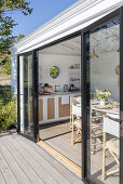 Holzhäuschen mit Verglasung, Blick in Wohnraum mit Küche und Essbereich