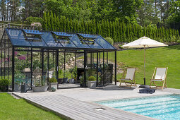 Pool mit Terrasse und Glashaus