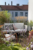 Sitzmöbel auf Terrasse mit Pflanzen