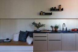 Kitchen in a subtle shade of grey and integrated bench seat