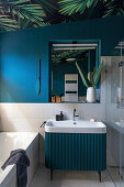 Badezimmer in Blau und Weiß, Decke mit Pflanzenmotiv
