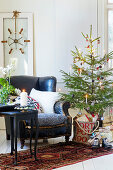 Maritime-inspired Christmas decorations with DIY elements in the living room
