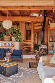 Holzverkleideter Wohnraum mit rustikaler Einrichtung und Papierlampe