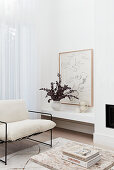 Modernes Wohnzimmer im Küstenstil mit cremefarbenem Sessel, Teppich und Terrazzo-Couchtisch