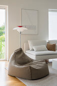 Helles Wohnzimmer mit modernem Sitzsack und skandinavischer Leuchte