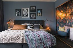 Schlafzimmer mit Wand in Graublau und floraler Tapete