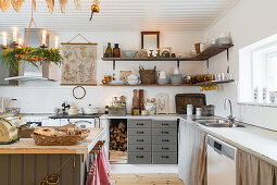 Landhausküche mit offenen Regalen und Holzherd
