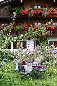 Herbstlich gedeckter Gartentisch vor Bauernhaus, Bayern, Deutschland