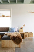 Maßgefertigtes Sofa im Wohnraum mit Betonboden