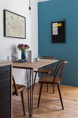 Frühstückstisch in der Küche, im Hintergrund blaue Wand