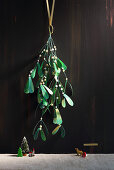 DIY mistletoe branches made of cardboard and beads