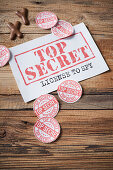 'Top Secret'-Deko für eine Motivparty