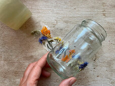 Einmachglas mit gepressten Blüten verzieren