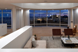 Elegante Lounge in offenem Wohnraum mit Fensterfront