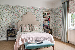 Schlafzimmer mit floraler Tapete und klassischem Möbeldesign