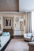 Klassisches Schlafzimmer mit Savoir-Bett, Vintage-Sessel und gemustertem Teppich