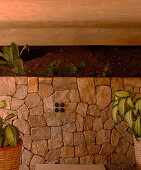 Natursteinmauer mit Zimmerpflanzen