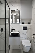 Modernes Badezimmer mit marmorierter Wand