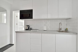 Moderne Küche in Weiß mit Metro-Fliesen