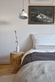 Holz-Nachttisch und maritime Wanddekoration im Schlafzimmer
